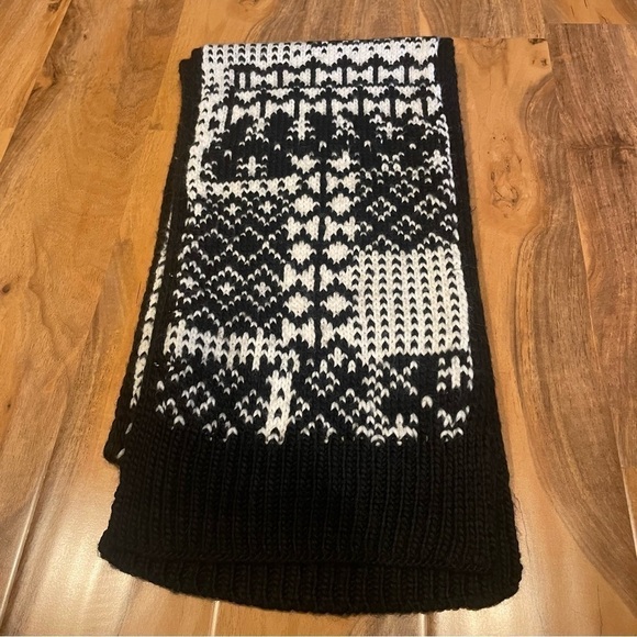 Abercrombie & Fitch Knit New York Women's Knit Patterns Black White Long Scarf - Picture 2 of 4